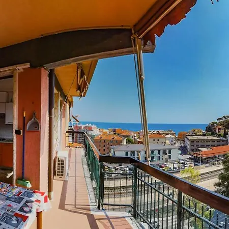Luminoso Vacanze Vista Mare In Centro Appartement Celle Ligure